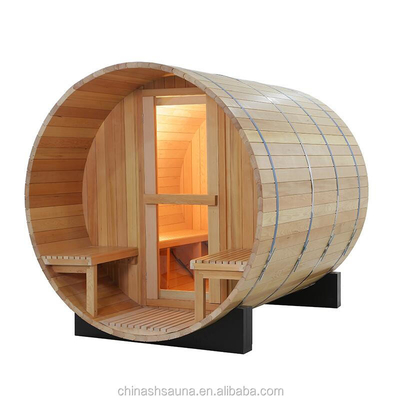 Dostosowana sauna z okrągłą beczką z czerwonego cedru na zewnątrz tradycyjna sauna opalana drewnem