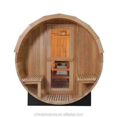 Dostosowana sauna z okrągłą beczką z czerwonego cedru na zewnątrz tradycyjna sauna opalana drewnem